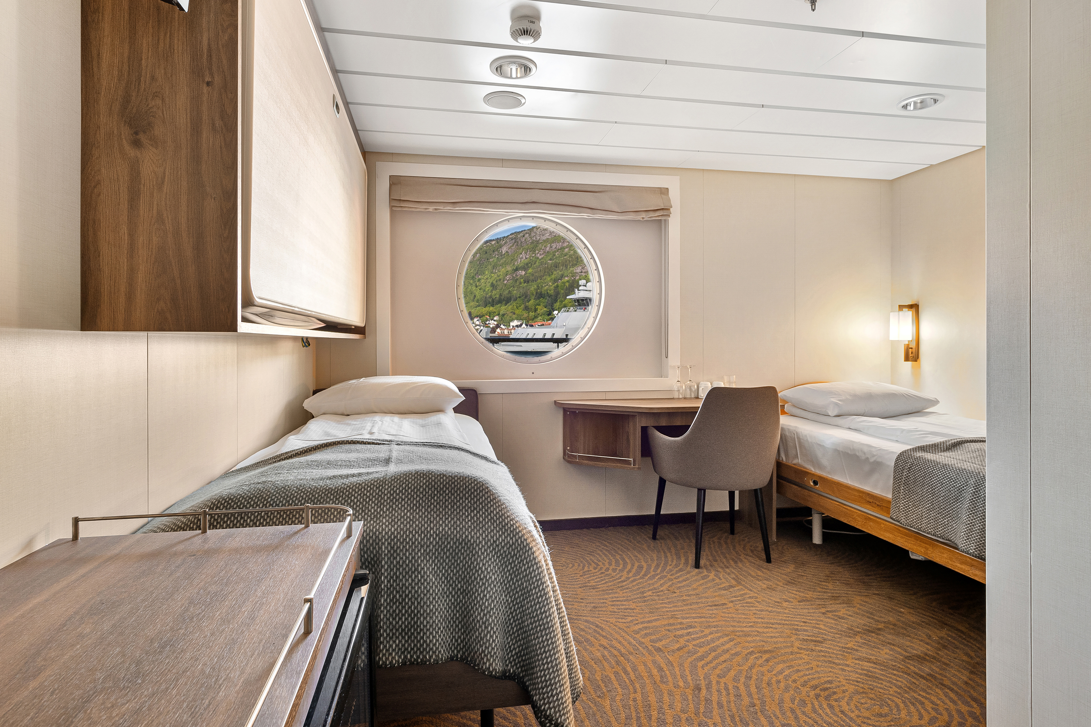 Arctic Superior | Accessible triple on middle deck with window